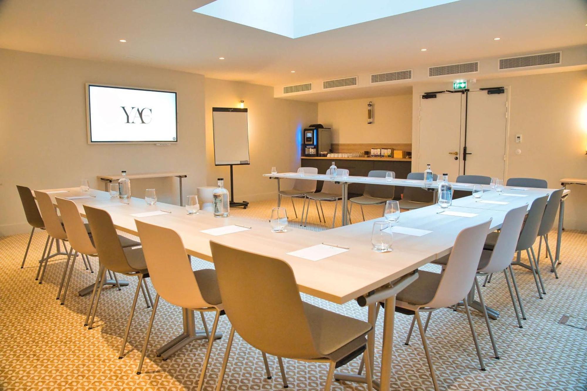 Yac Paris Clichy, A Member Of Radisson Individuals 4*